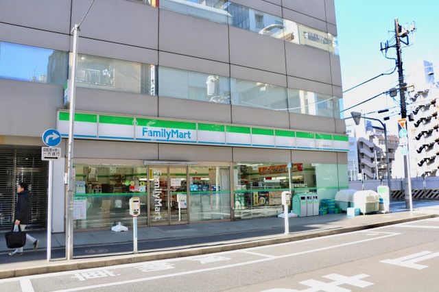 コンビニ　ファミリーマート 三崎神社通り店（コンビニ）まで38m