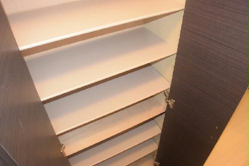 玄関　玄関にはシューズボックスがついています!!