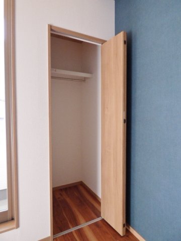 収納　使いやすい片折戸のクロゼット。丈のある服もかけられます◎　※