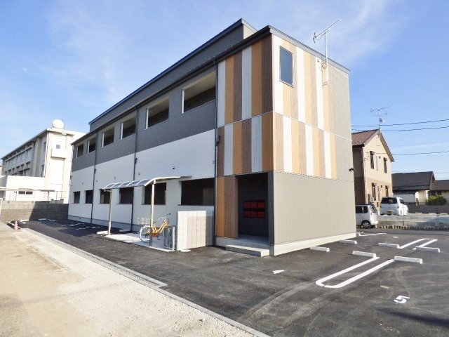建物外観　常盤中学校そばに立地（2020年3月築）