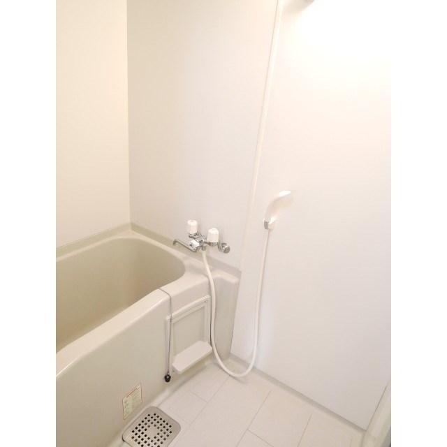 バス・シャワールーム　浴室乾燥機能付きで雨の日のお洗濯も快適です。