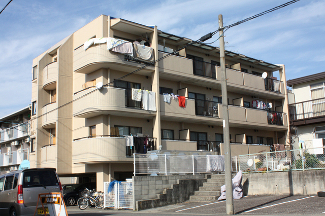 建物外観　タイル貼りのキレイな外観です。