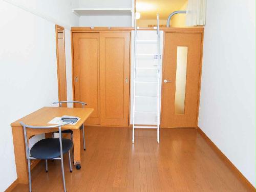 居室・リビング　ロフト付きで天井が高く開放感があります。