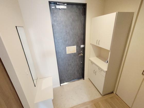 玄関　玄関はベンチ・姿見あり♪