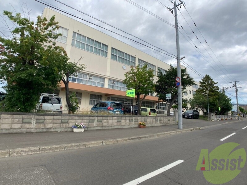 中学校　札幌市立新川中学校（中学校）まで717m