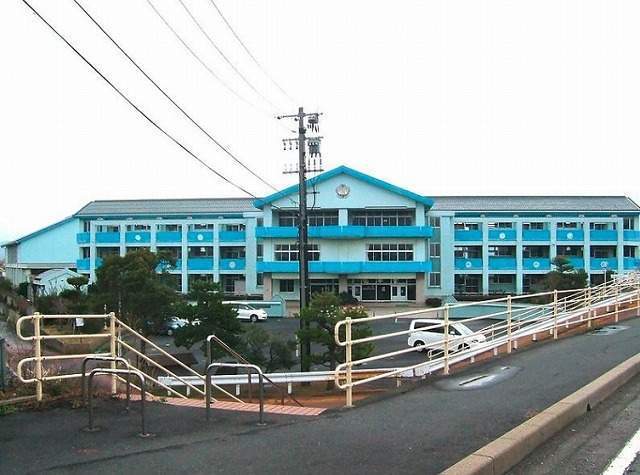 小学校　賀露小学校（小学校）まで1100m