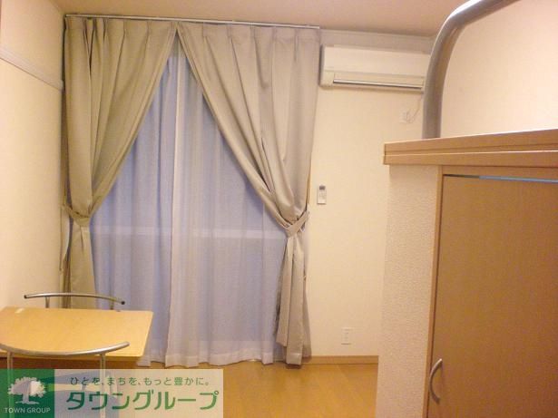 居室・リビング　テーブルは折りたためます。