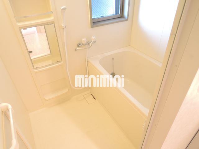 バス・シャワールーム　浴室も窓付きで開放感があります。