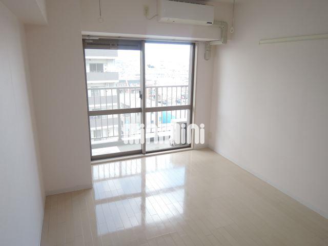 居室・リビング　白が基調の明るいお部屋です。