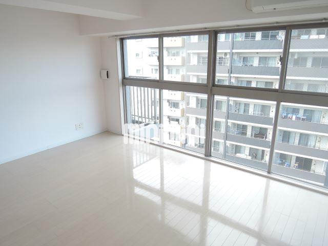 居室・リビング　大きな窓で開放感のあるリビング