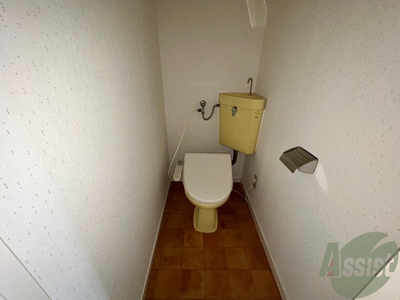 トイレ　温水洗浄便座でウォシュレット付きなので快適です。