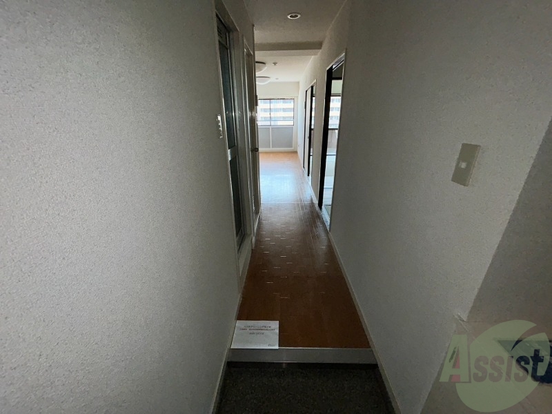 玄関　玄関は白を基調とした内装なので明るく感じることが出来ます。