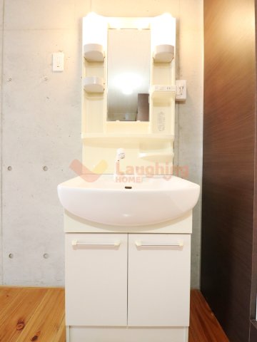 洗面設備　明るい洗面所です