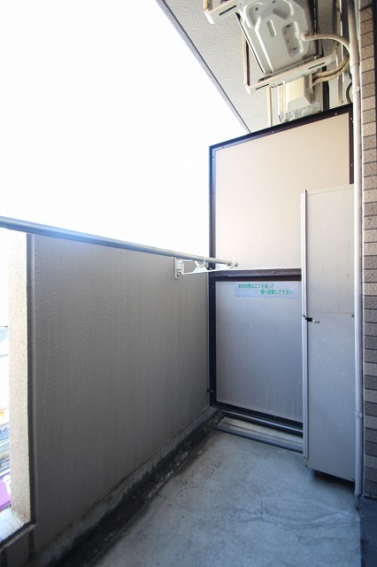 バルコニー　同物件、別号室のものです。