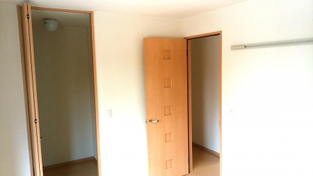 その他部屋・スペース　開放的な寝室です