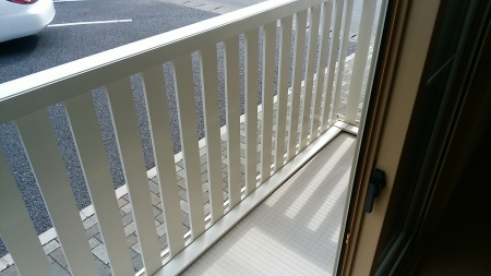 バルコニー　暖かな日差しのふりそそぐバルコニー
