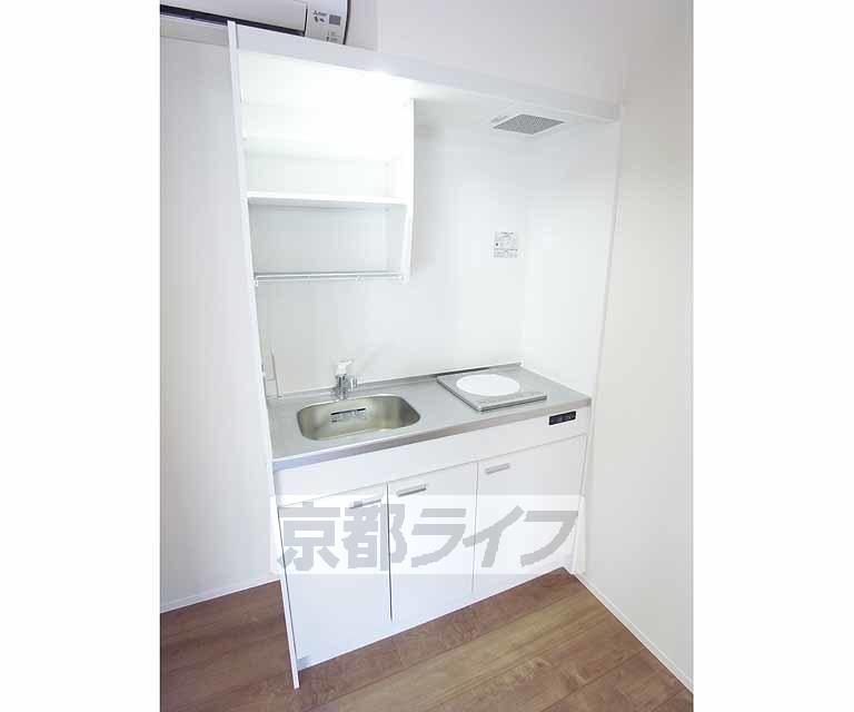 キッチン　部屋にとけこむ壁付けのキッチン