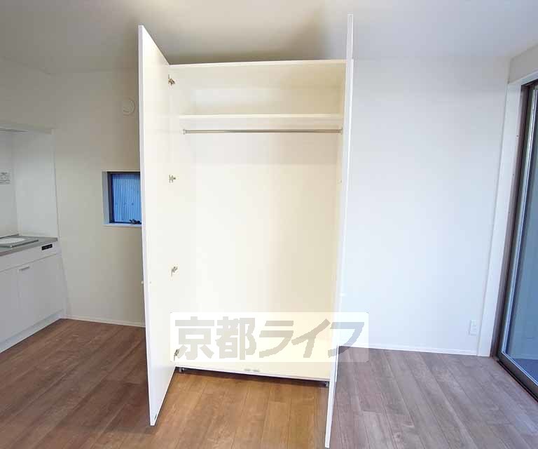 収納　可動式の大きなクローゼットで、空間を自由に使えます！