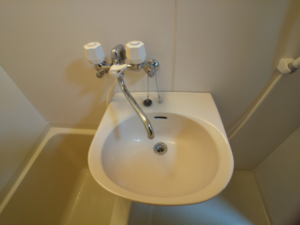 その他　鏡を備え　準備のしやすい洗面台