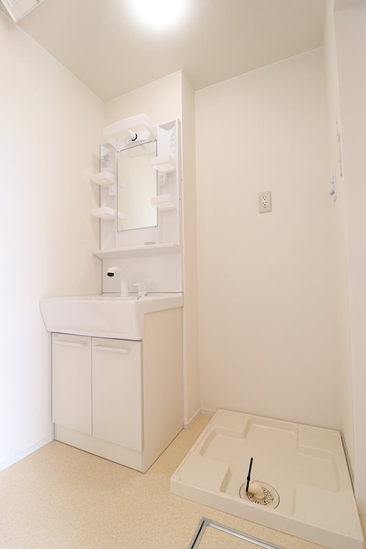 洗面設備　独立洗面化粧台と洗濯用防水パンがございます。