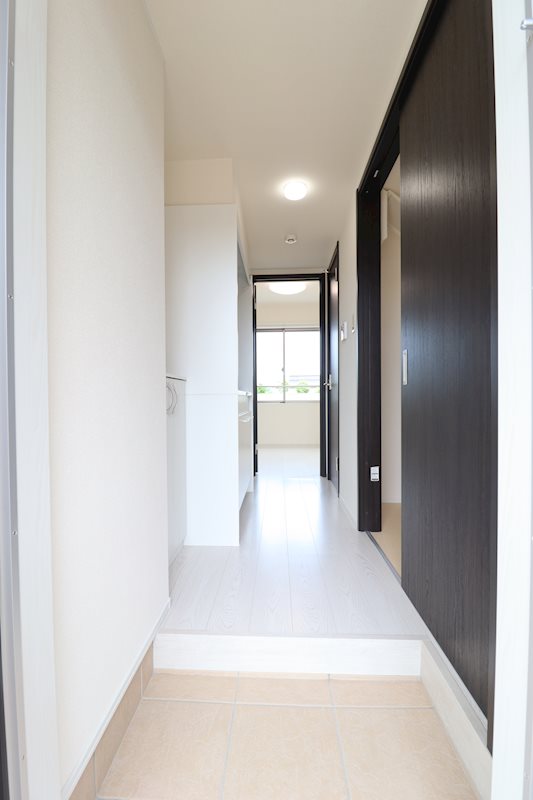 玄関　フラットな玄関アプローチ。