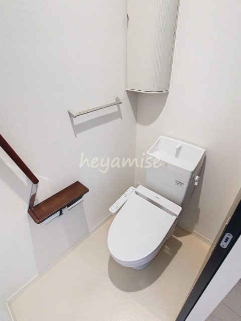 トイレ　写真は別号室です。色等が違う場合があります。