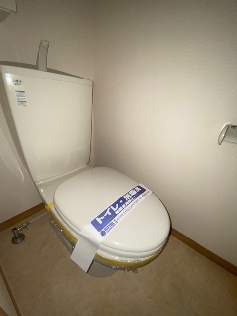 トイレ　別号室の参考写真になります。