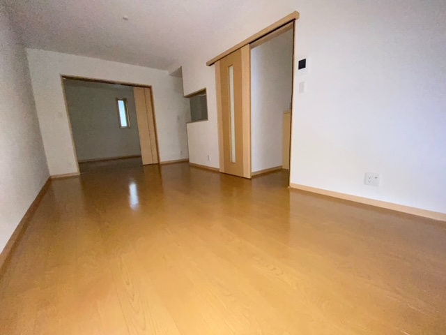 居室・リビング　別号室の参考写真になります。