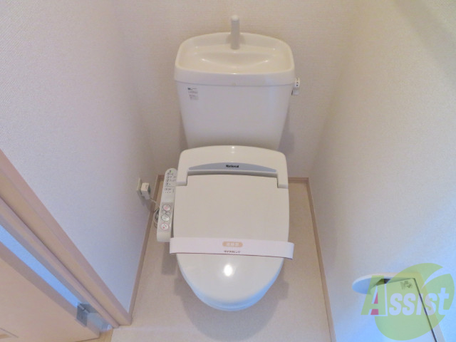 トイレ　ウォシュレット機能付きです。シャワートイレは便利ですね。
