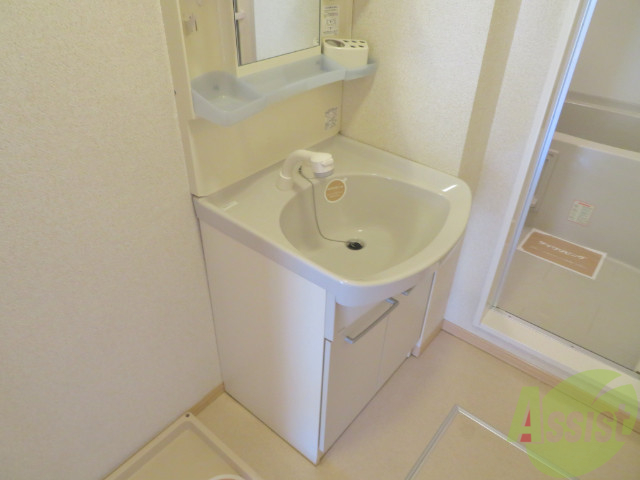 洗面設備　独立洗面台です。朝の身支度が楽しくなりそうですね。