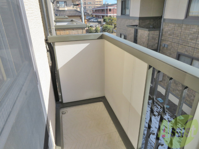 バルコニー　バルコニーは幅もしっかりあって洗濯がはかどりそうですね。