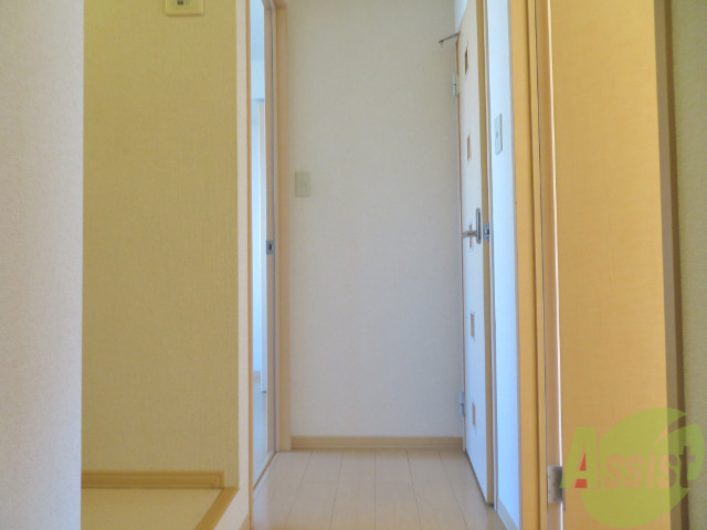 玄関　玄関から撮影しました。廊下があるのがポイントです。