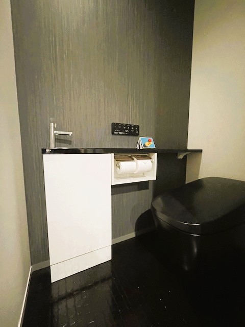 トイレ　タンクレスオートトイレ洗浄機能・手洗い付きです。