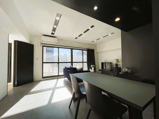 居室・リビング　明るく広いリビング、おしゃれな単身者、カップルにおすすめ