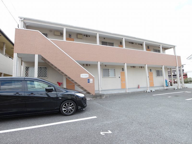 建物外観　白を基調とした明るい雰囲気の外観です。