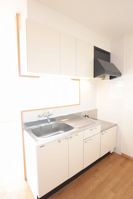 キッチン　上部に収納もあるカウンターキッチンです。