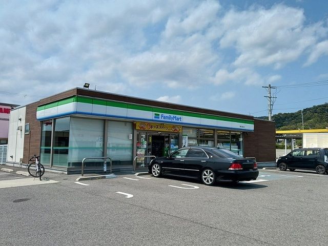 コンビニ　ファミリーマート直川店様（コンビニ）まで850m