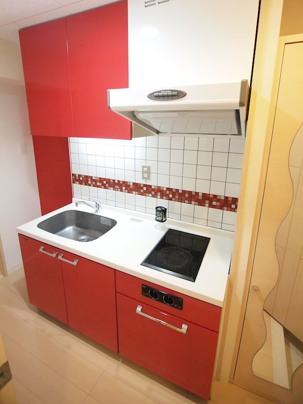 キッチン　システムキッチンなので手入れがしやすいですね。