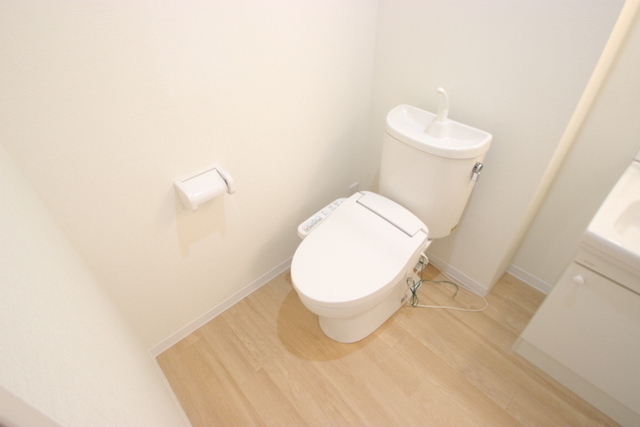 トイレ　別号室の写真です。