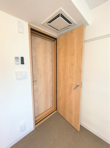 その他部屋・スペース　防音室の入り口は二重扉で仕切られています。