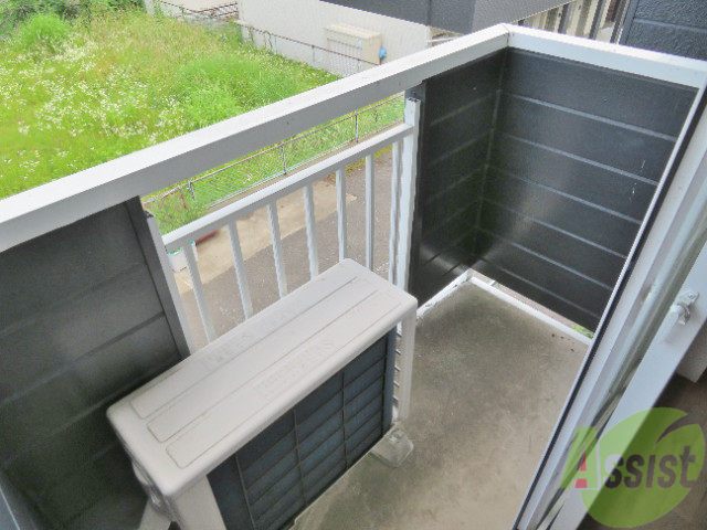 バルコニー　バルコニーがあるので洗濯物も外に干しやすい。