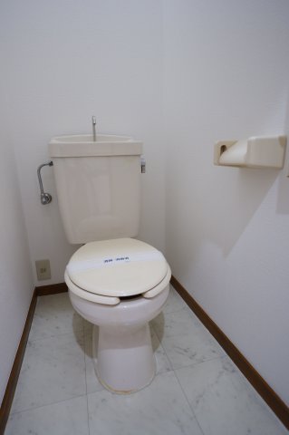 トイレ　同タイプ別室画像です　現況優先でご了承ください（画像準備中）