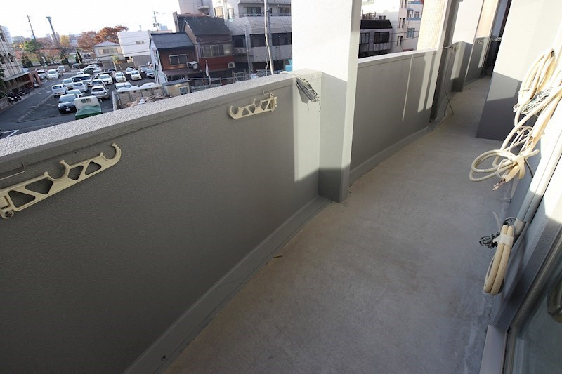 バルコニー　奥行もあり、ワイドに広がるバルコニーです。