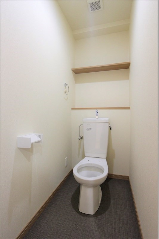 トイレ　温水洗浄便座を設置予定です。