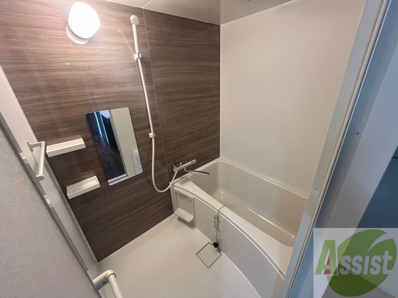 バス・シャワールーム　バスルームは狭すぎず、シャワーも浴びやすそうです。