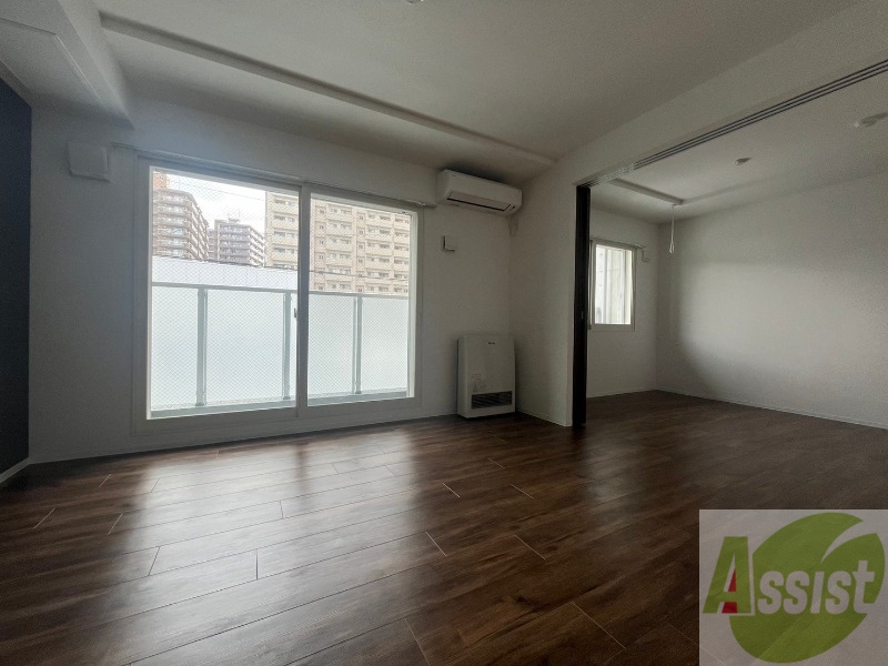 居室・リビング　白さが清潔感を出してくれます。お部屋も明るいですね。