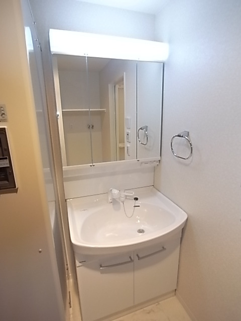 洗面設備　シャンプードレッサー付きの独立洗面台