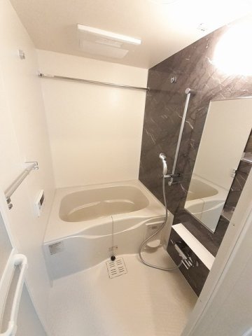 バス・シャワールーム　落ち着いた空間のお風呂です