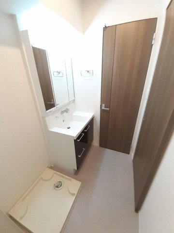 洗面設備　明るい洗面所です