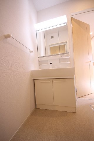 洗面設備　独立洗面台あり、毎朝おしゃれに忙しい女性の方におすすめです